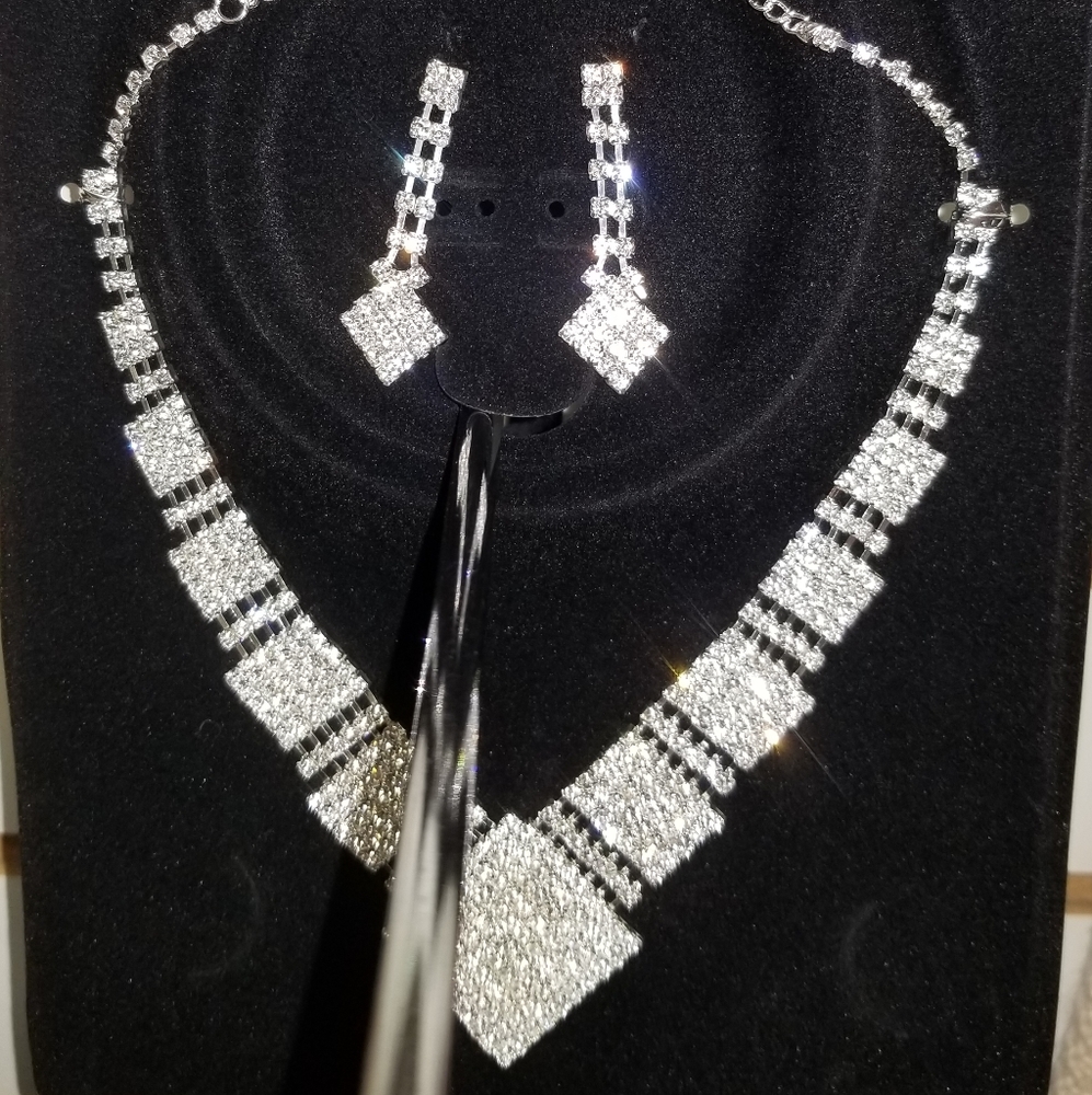 Necklaces and matching earrings set